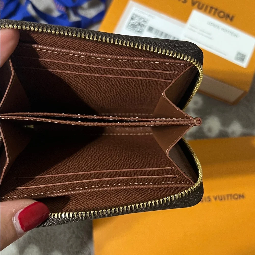 LV Coin Purse - Picture 5 of 6